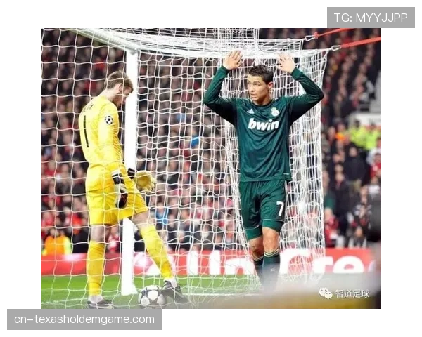 镜头捕捉:看台球迷举牌庆祝克洛普执教利物浦十周年