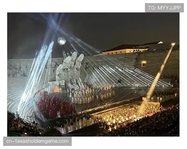特写:暴雨中,维罗纳球员坚守到最后赢得关键胜利